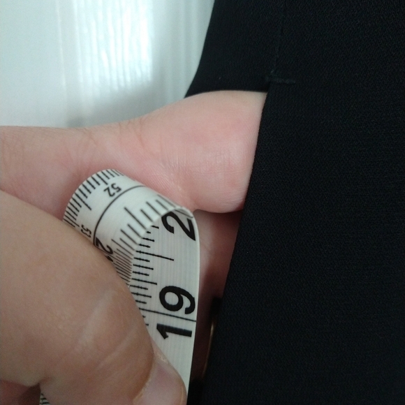 Harve benard by benard holtzman black skirt with slit on side and zipper. Size 8 - Picture 4 of 8